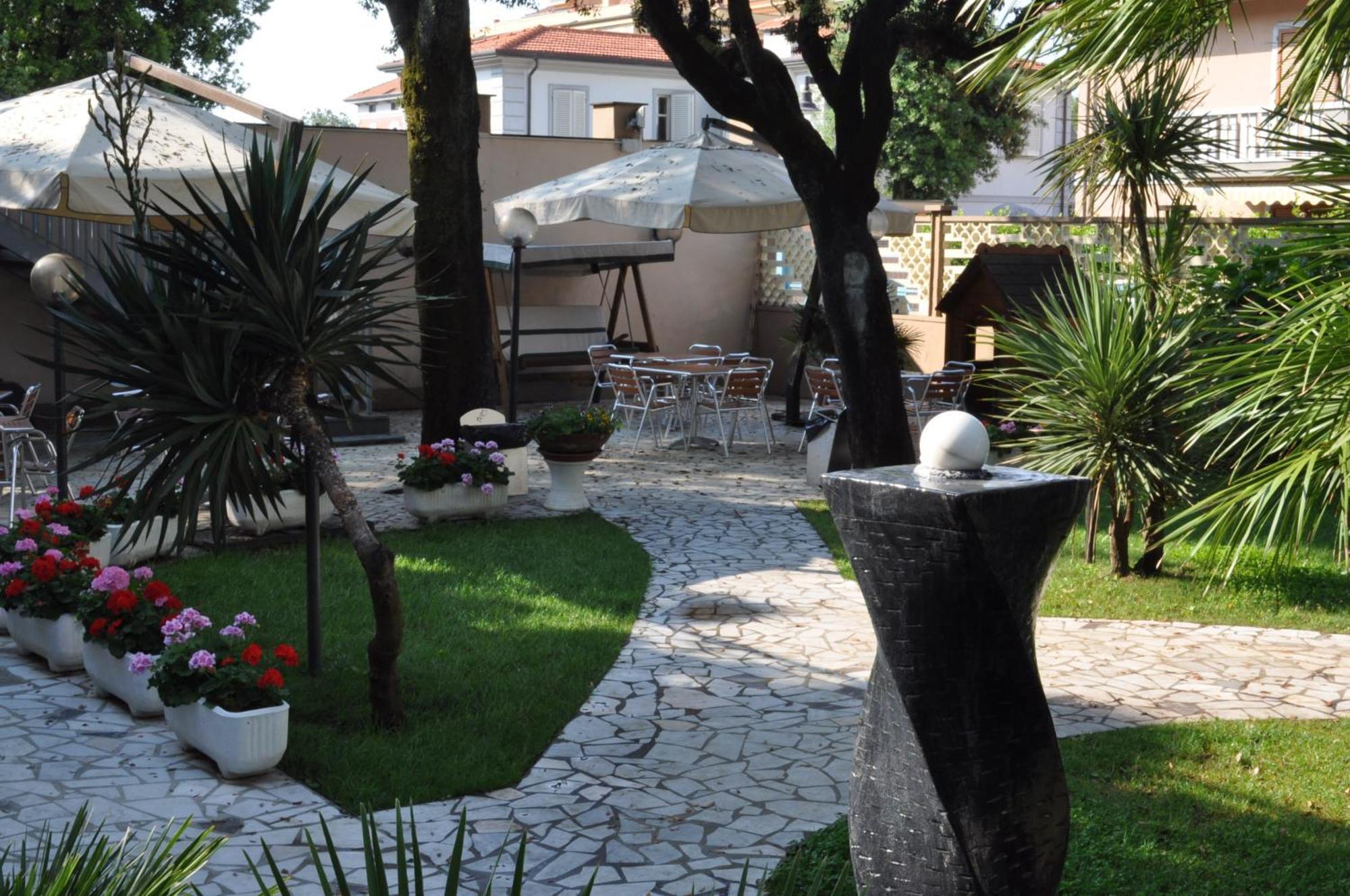 Hotel Roma Marina di Massa Εξωτερικό φωτογραφία